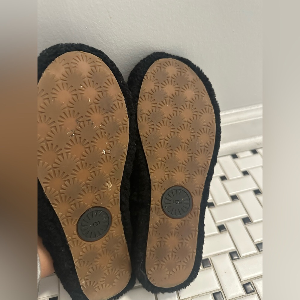 UGG Kids Black Fluffy Slippers - Picture 3 of 7